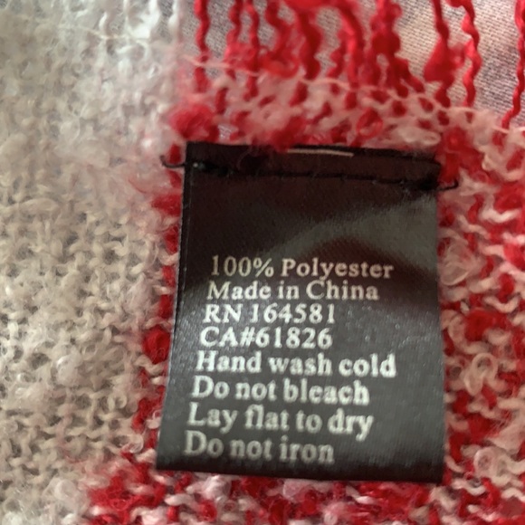 Wrap/scarf. Square. Red blue and light grey. - Picture 5 of 5